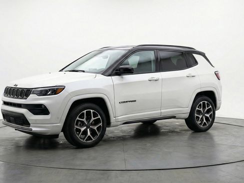 Used 2025 Jeep Compass Limited AWD/4WD image 3
