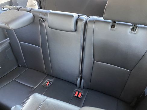 Used 2024 Toyota Highlander XLE FWD image 17