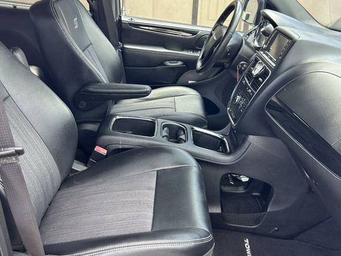 Used 2015 Chrysler Town & Country S FWD image 15