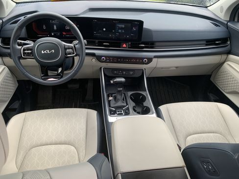 Used 2025 Kia Carnival EX FWD image 32