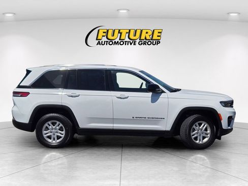 Used 2023 Jeep Grand Cherokee Laredo AWD/4WD image 3