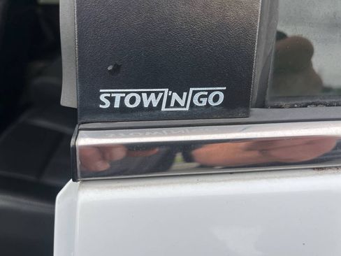 Used 2014 Chrysler Town & Country Touring-L FWD image 11