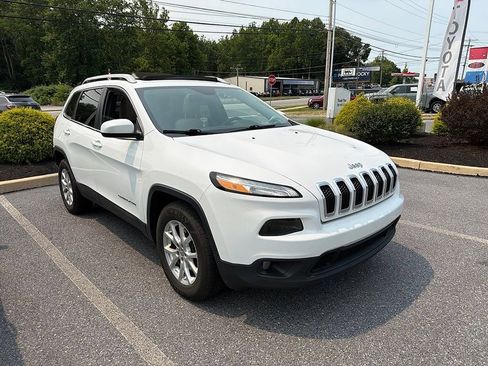 Used 2016 Jeep Cherokee Latitude AWD/4WD image 2