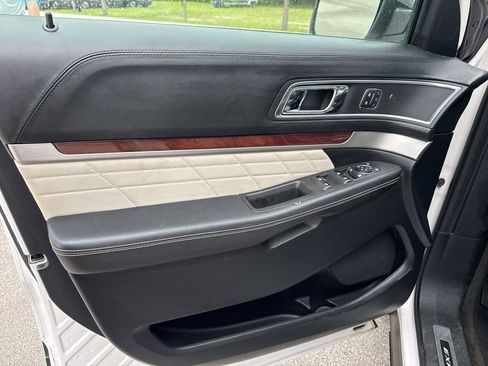 Used 2017 Ford Explorer Platinum image 9