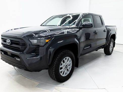 Used 2025 Toyota Tacoma SR5 AWD/4WD image 24