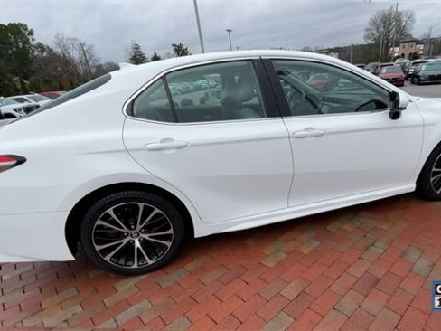 Used 2019 Toyota Camry SE image 2