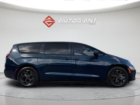 Used 2022 Chrysler Pacifica Touring-L w/ S Appearance Package FWD image 9