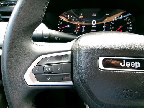 Used 2024 Jeep Compass Latitude AWD/4WD image 11