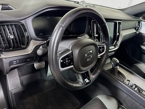 Used 2019 Volvo S60 T5 R-Design image 9
