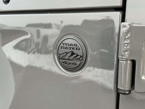 Used 2023 Jeep Gladiator Overland image 8