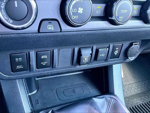 Used 2020 Toyota Tacoma TRD Sport AWD/4WD image 31
