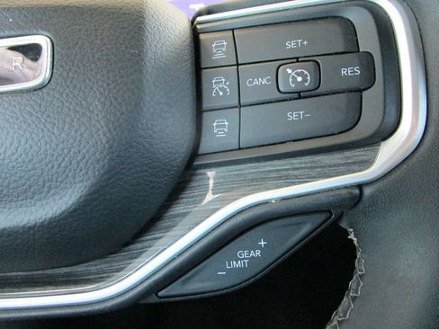Used 2022 Jeep Wagoneer Series III AWD/4WD image 46