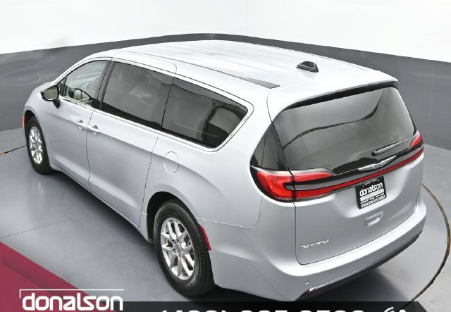 Used 2024 Chrysler Pacifica Touring-L FWD image 18