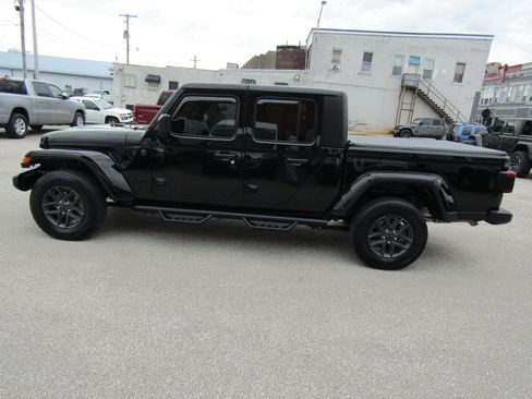Used 2024 Jeep Gladiator Sport AWD/4WD image 6