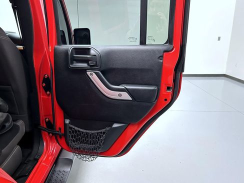 Used 2016 Jeep Wrangler Unlimited Sahara w/ Connectivity Group AWD/4WD image 17