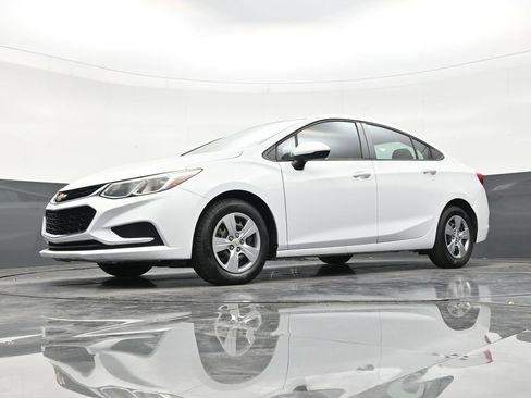 Used 2017 Chevrolet Cruze LS FWD image 20