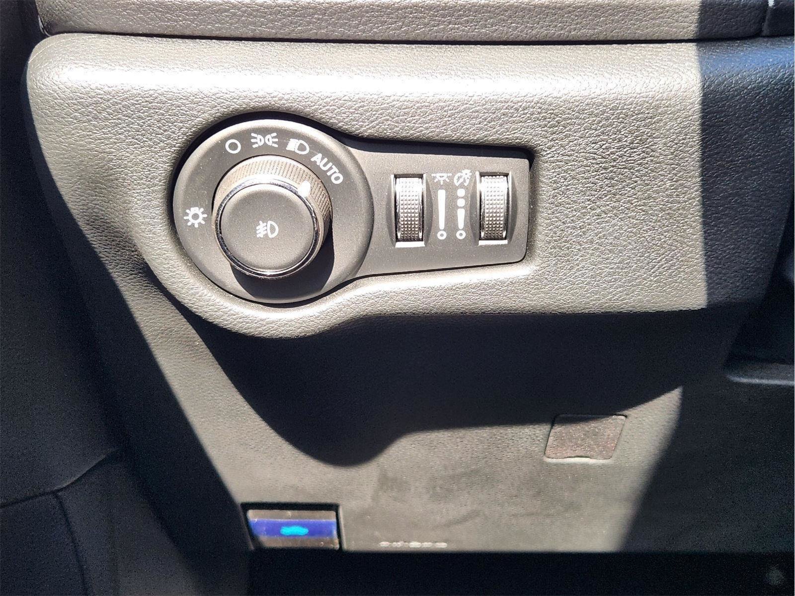 Used 2025 Chrysler Pacifica Select FWD image 23
