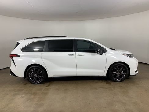 Used 2024 Toyota Sienna Platinum image 7