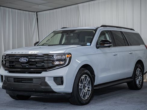 Used 2025 Ford Expedition Max Active RWD image 3