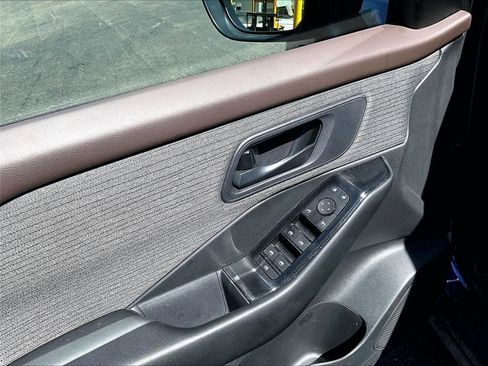 Used 2023 Nissan Rogue S AWD/4WD image 10