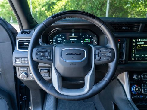 Used 2024 GMC Yukon Denali w/ Advanced Technology Package AWD/4WD image 22