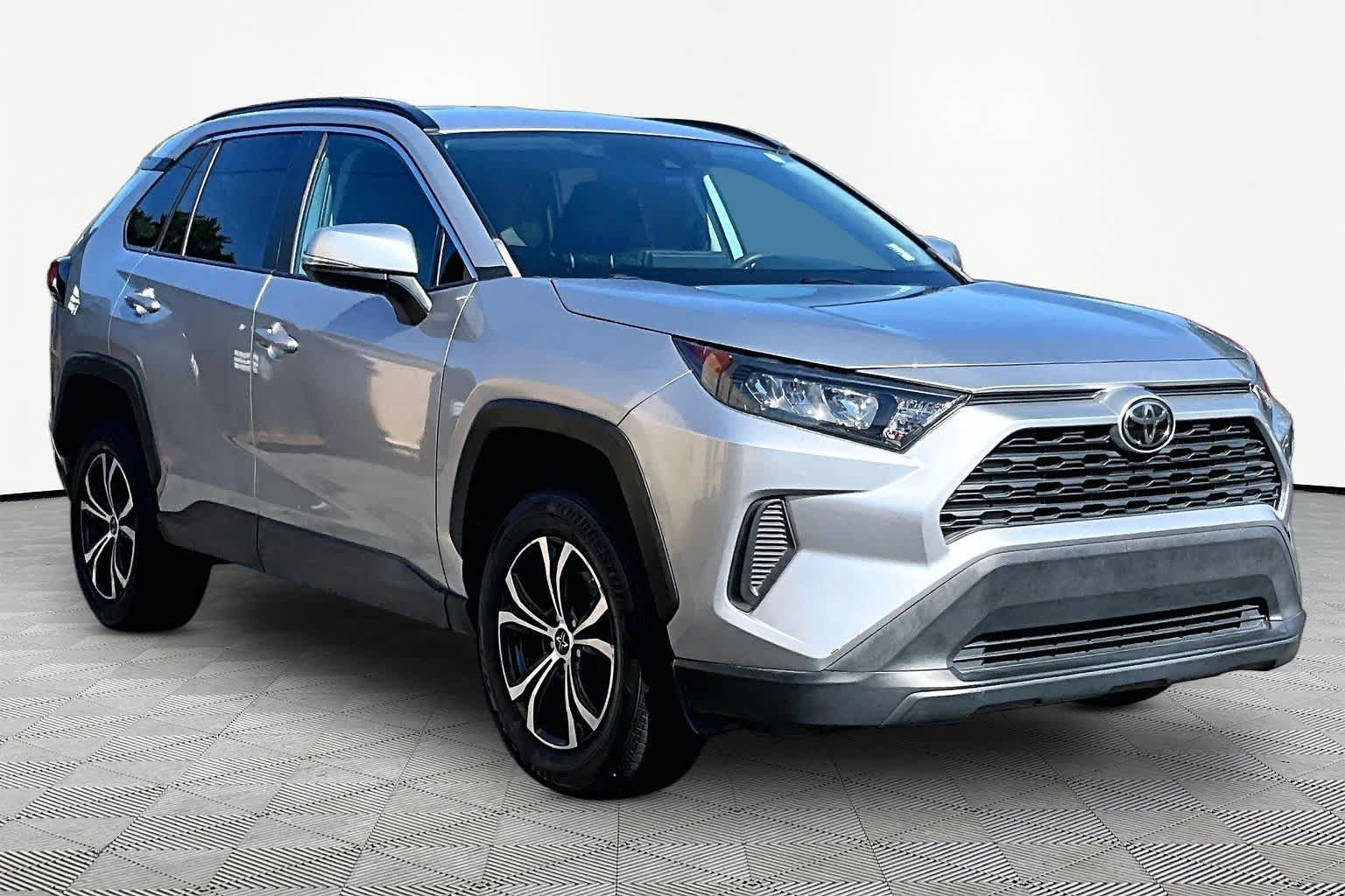 Used 2020 Toyota RAV4 LE FWD image 3