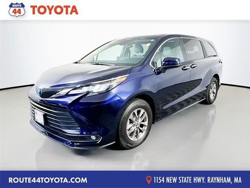 Used 2025 Toyota Sienna XLE AWD/4WD image 1