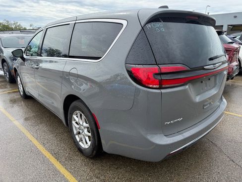 Used 2025 Chrysler Pacifica Select FWD image 4