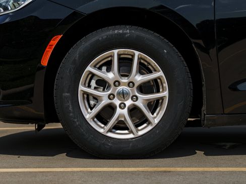 Used 2024 Chrysler Pacifica Touring-L FWD image 28