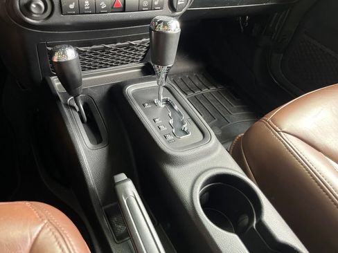 Used 2014 Jeep Wrangler Unlimited Rubicon w/ Connectivity Group AWD/4WD image 23