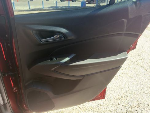 Used 2024 Chevrolet Trax LT FWD image 30