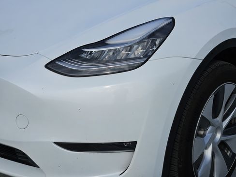 Used 2023 Tesla Model Y Long Range image 11