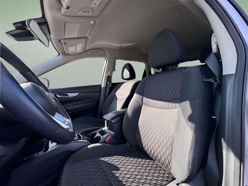 Used 2019 Nissan Rogue SV w/ Premium Package image 14