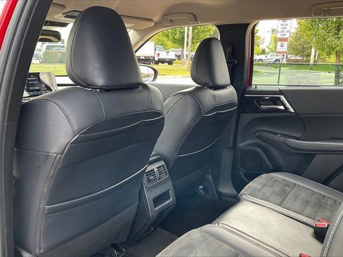 Used 2023 Mitsubishi Outlander SE image 29