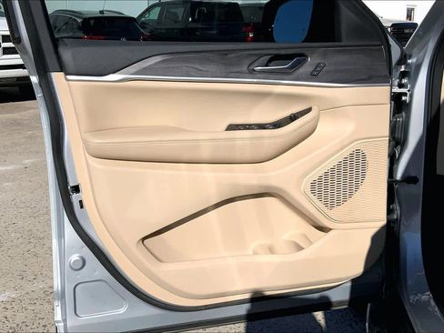 Used 2023 Jeep Grand Cherokee Limited image 20