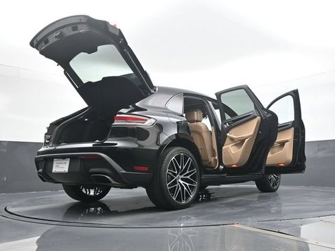Certified 2025 Porsche Macan AWD/4WD image 25