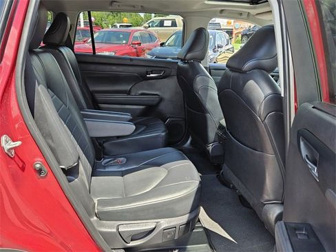 Used 2022 Toyota Highlander XLE image 18
