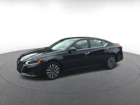 Used 2025 Nissan Altima 2.5 SV FWD image 8