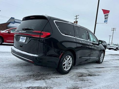 Used 2023 Chrysler Pacifica Touring-L image 8