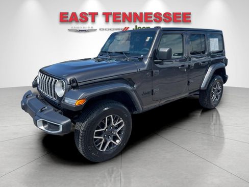 Used 2025 Jeep Wrangler Unlimited Sahara AWD/4WD image 7