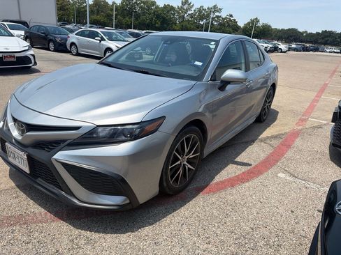 Used 2024 Toyota Camry SE FWD image 1