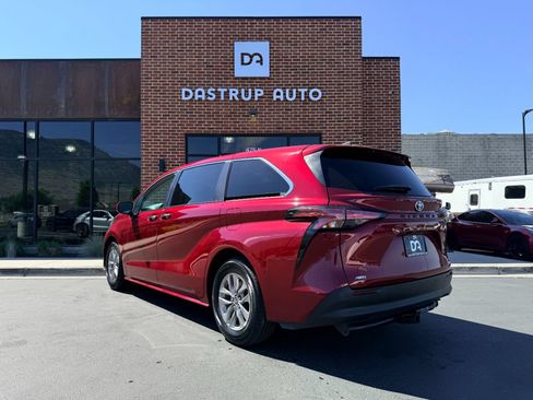Used 2022 Toyota Sienna XLE AWD/4WD image 6