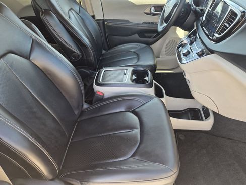 Used 2023 Chrysler Pacifica Touring-L image 15
