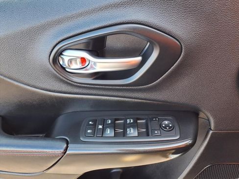 Used 2019 Jeep Cherokee Trailhawk w/ Cold Weather Group image 17