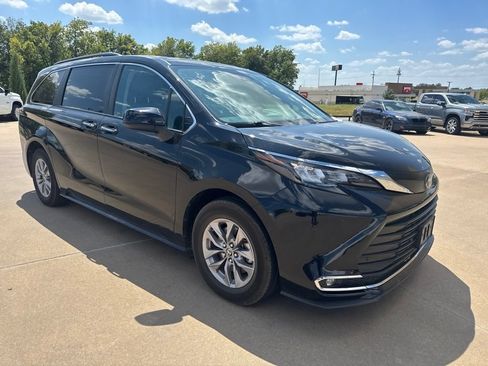 Used 2024 Toyota Sienna XLE FWD image 1