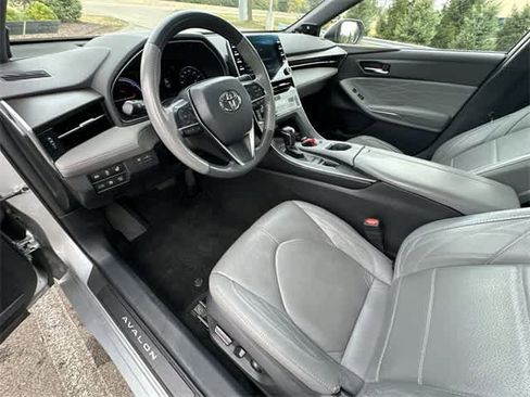 Used 2021 Toyota Avalon Limited image 17