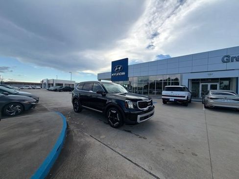 Used 2023 Kia Telluride EX w/ EX Captain's Chair Package FWD image 1