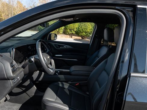 Used 2025 Chevrolet Traverse LT FWD image 14
