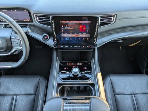 Used 2024 Jeep Wagoneer Series III image 7