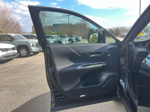 Certified 2023 Toyota Venza Nightshade image 33